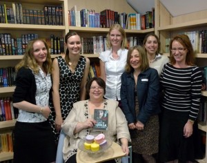 (From left to right) Louise, Lesley, Rachel Caine, Lara, Christina, Me (Chiara) and Susie. And the scrumptious cupcakes!