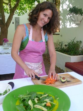 Lehla making Linzi's Pawpaw, Avocado & Baby Spinach Salad