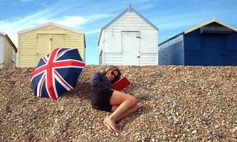 Reading-by-beach-huts-in-001